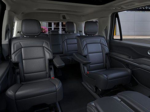 Used 2025 Lincoln Navigator Reserve image 11