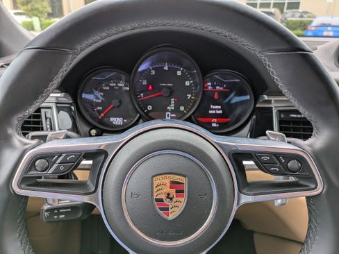 Used 2018 Porsche Macan image 25