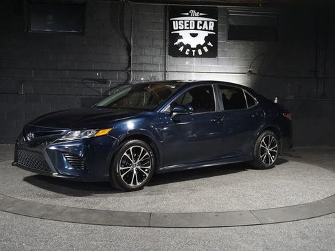 Used 2020 Toyota Camry SE FWD image 1