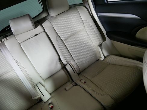 Used 2016 Toyota Highlander Plus AWD/4WD image 14