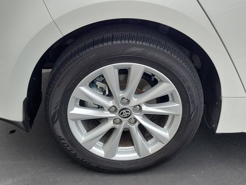 Used 2025 Toyota Corolla SE w/ SE Package FWD image 7