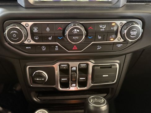Used 2018 Jeep Wrangler Unlimited Sahara AWD/4WD image 12