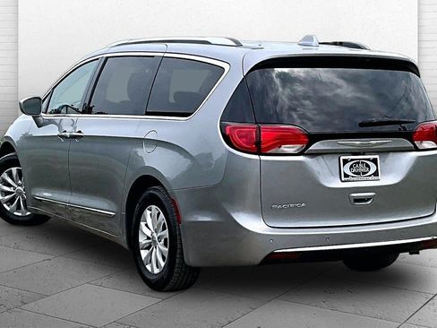 Used 2018 Chrysler Pacifica Touring-L FWD image 10