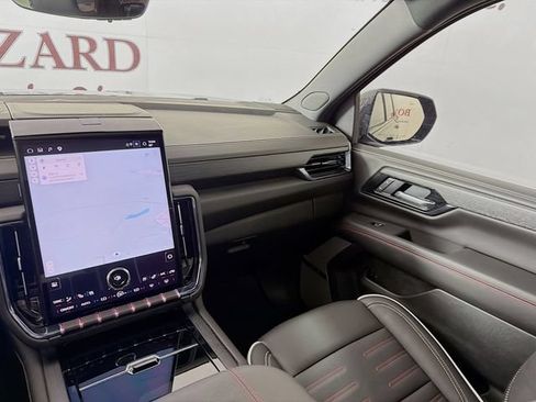 Used 2025 GMC Yukon XL AT4 Ultimate AWD/4WD image 29