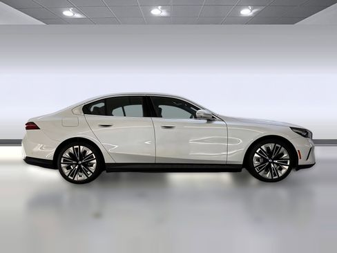 Used 2026 BMW i5 eDrive40 w/ Premium Package image 7