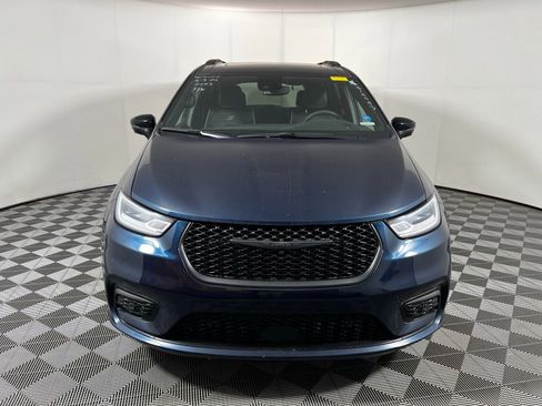 Used 2023 Chrysler Pacifica Limited w/ Uconnect Theater Family Group AWD/4WD image 2