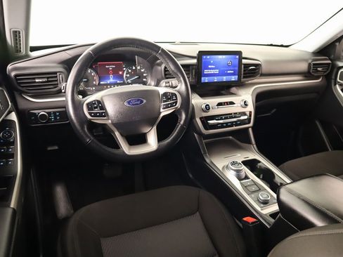 Used 2022 Ford Explorer XLT image 2