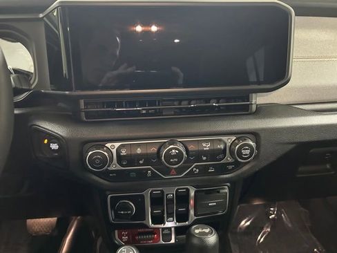 Used 2024 Jeep Wrangler Unlimited AWD/4WD image 19