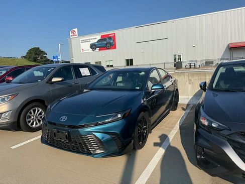 Used 2025 Toyota Camry SE FWD image 2