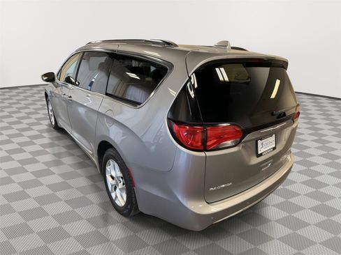 Used 2020 Chrysler Pacifica Limited image 9