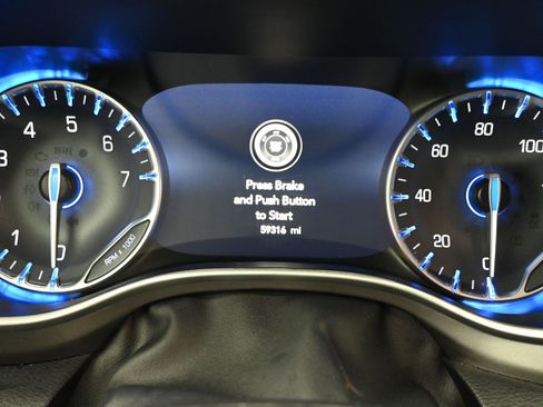 Used 2024 Chrysler Pacifica Touring-L FWD image 15