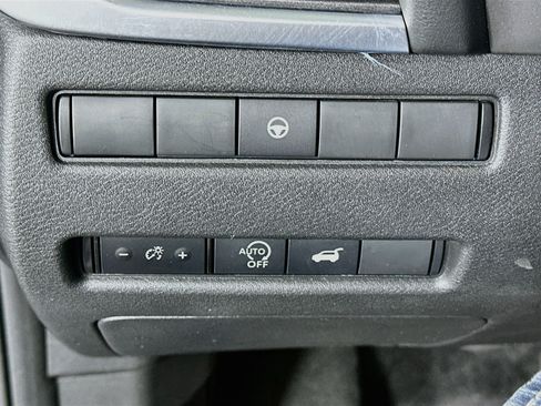 Used 2025 Nissan Rogue SV AWD/4WD image 17