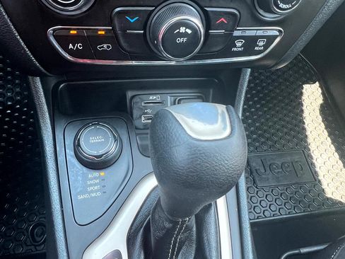 Used 2016 Jeep Cherokee Latitude image 18