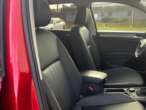 Used 2022 Volkswagen Tiguan SE w/ Panoramic Sunroof Package image 9