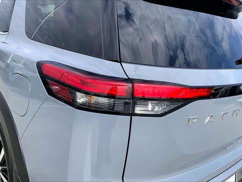 Used 2025 Nissan Pathfinder Platinum image 28