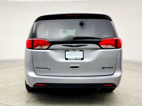 Used 2020 Chrysler Pacifica Touring-L w/ S Appearance Package FWD image 6