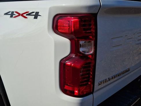 Used 2025 Chevrolet Silverado 2500 LT w/ Convenience Package image 9