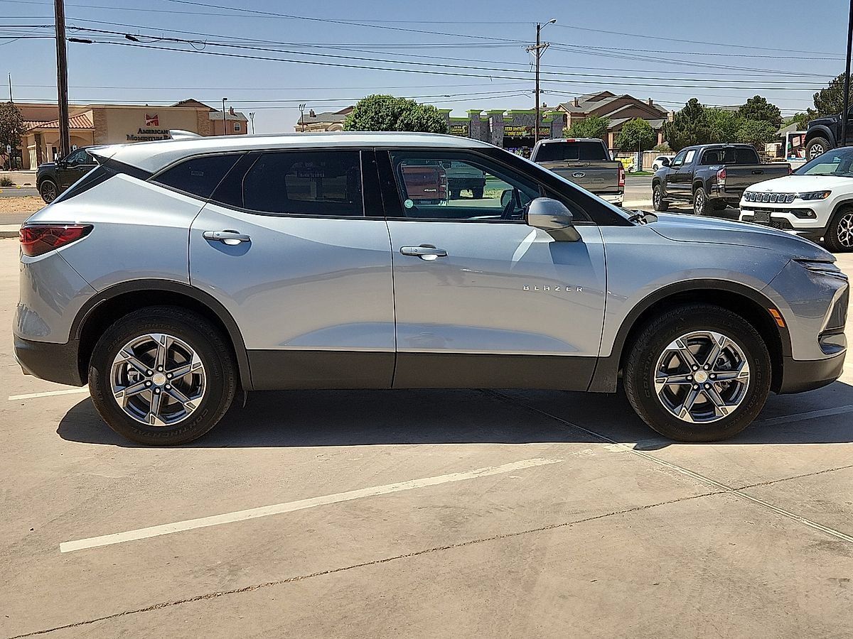 Used 2025 Chevrolet Blazer LT FWD image 4
