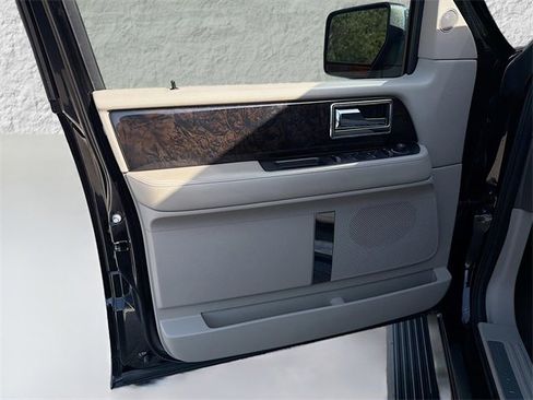 Used 2016 Lincoln Navigator Select image 22