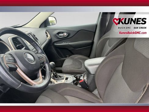 Used 2016 Jeep Cherokee Latitude FWD image 19