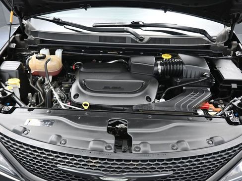 Used 2020 Chrysler Pacifica Touring-L image 76
