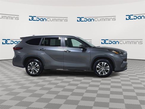 Used 2024 Toyota Highlander XLE image 9