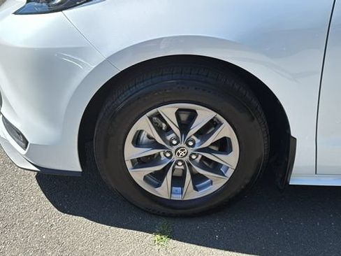 Used 2025 Toyota Sienna XLE AWD/4WD image 8