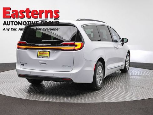 Used 2023 Chrysler Pacifica Limited FWD image 5
