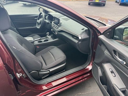Used 2025 Nissan Altima 2.5 SV FWD image 19