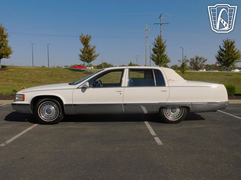 Used 1995 Cadillac Fleetwood Brougham image 2