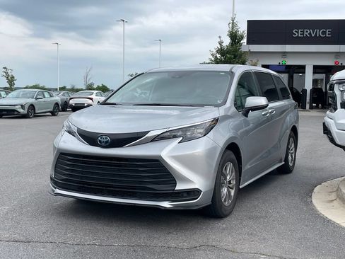 Used 2025 Toyota Sienna LE FWD image 3
