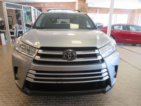 Used 2017 Toyota Highlander XLE FWD image 2
