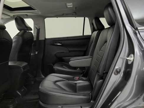 Used 2023 Toyota Highlander XLE AWD/4WD image 18