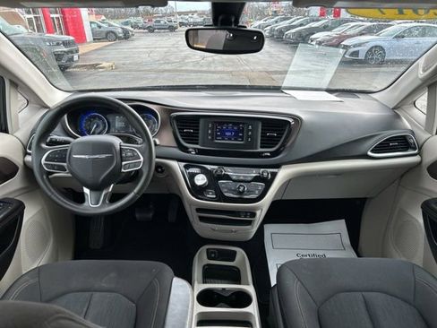 Used 2017 Chrysler Pacifica LX FWD image 18