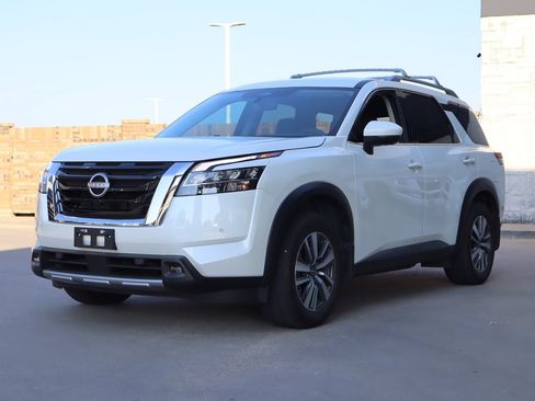 Used 2024 Nissan Pathfinder SL FWD image 2