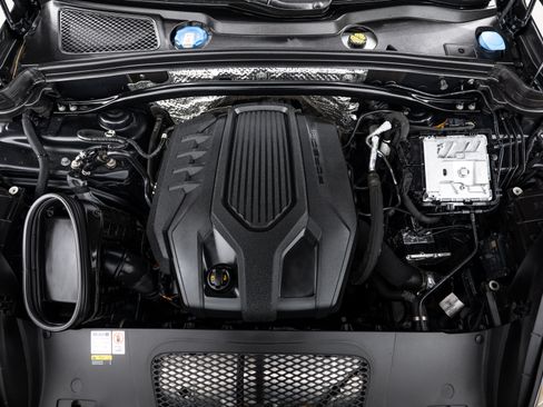 Certified 2023 Porsche Macan AWD/4WD image 24
