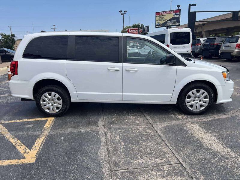 Used 2018 Dodge Grand Caravan SE FWD image 5