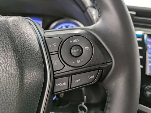 Used 2018 Toyota Camry SE FWD image 18