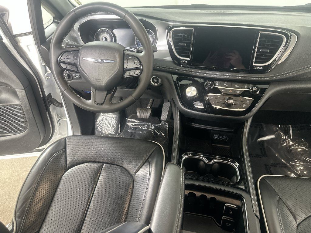 Used 2025 Chrysler Pacifica Limited FWD image 19