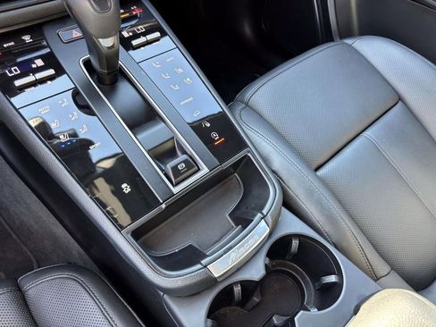 Certified 2025 Porsche Macan image 33