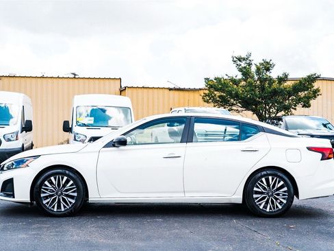 Used 2024 Nissan Altima 2.5 SV FWD image 6