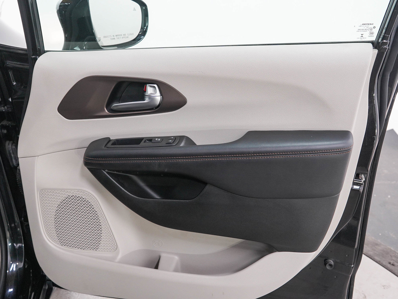 Used 2017 Chrysler Pacifica Touring-L Plus w/ Advanced Safetytec Group FWD image 12