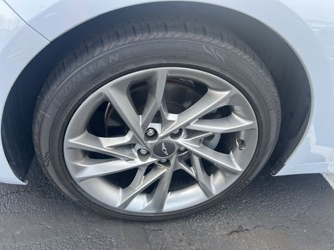 Used 2022 Genesis G70 2.0T image 9