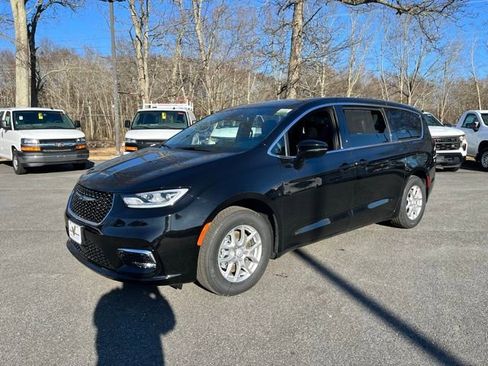 New 2026 Chrysler Pacifica Select image 2