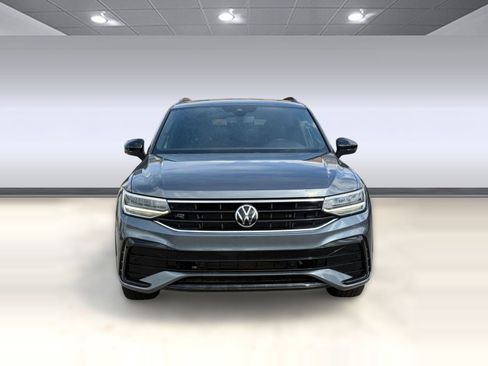 Certified 2022 Volkswagen Tiguan SE R-Line image 5