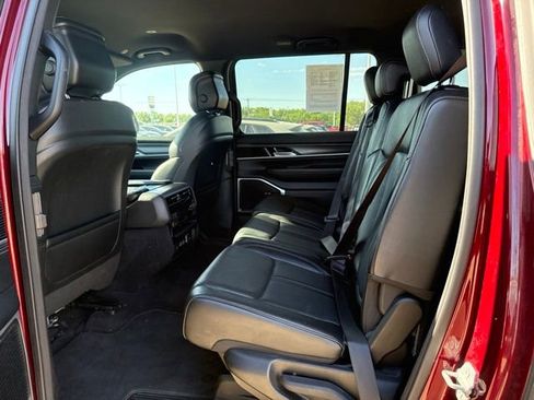Used 2023 Jeep Wagoneer L Series II AWD/4WD image 18