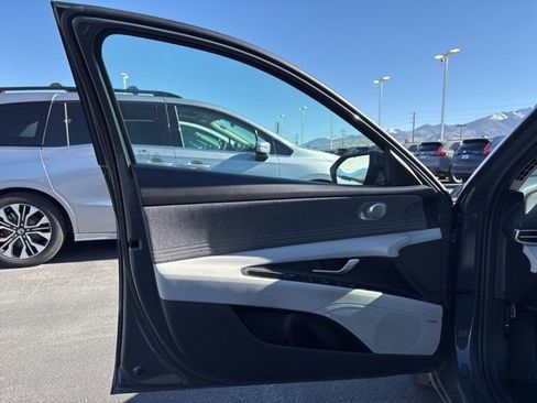 Used 2025 Hyundai Elantra Limited FWD image 9