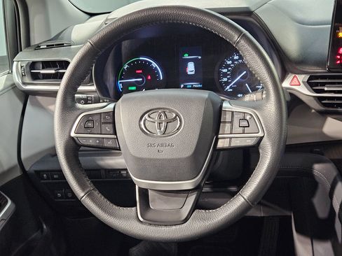 Used 2022 Toyota Sienna XLE FWD image 26