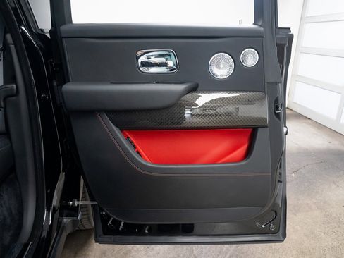 Used 2020 Rolls-Royce Cullinan Black Badge image 22