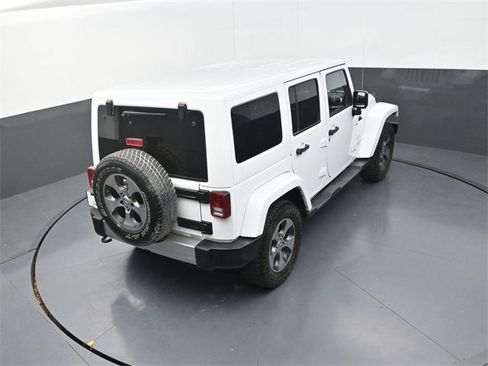 Used 2017 Jeep Wrangler Unlimited Sahara w/ Connectivity Group image 15